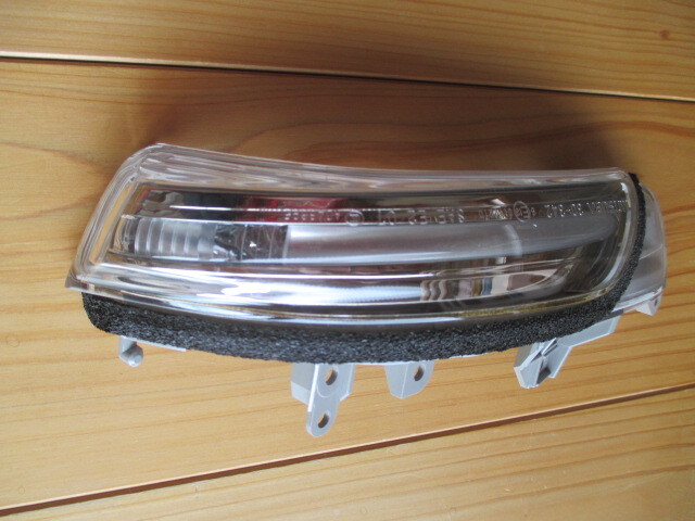【送料無料】 美品 プリウス 30 前期 純正 ドアミラーウインカー LED 左右セット MITSUBA 30-342 ターンランプ_画像6