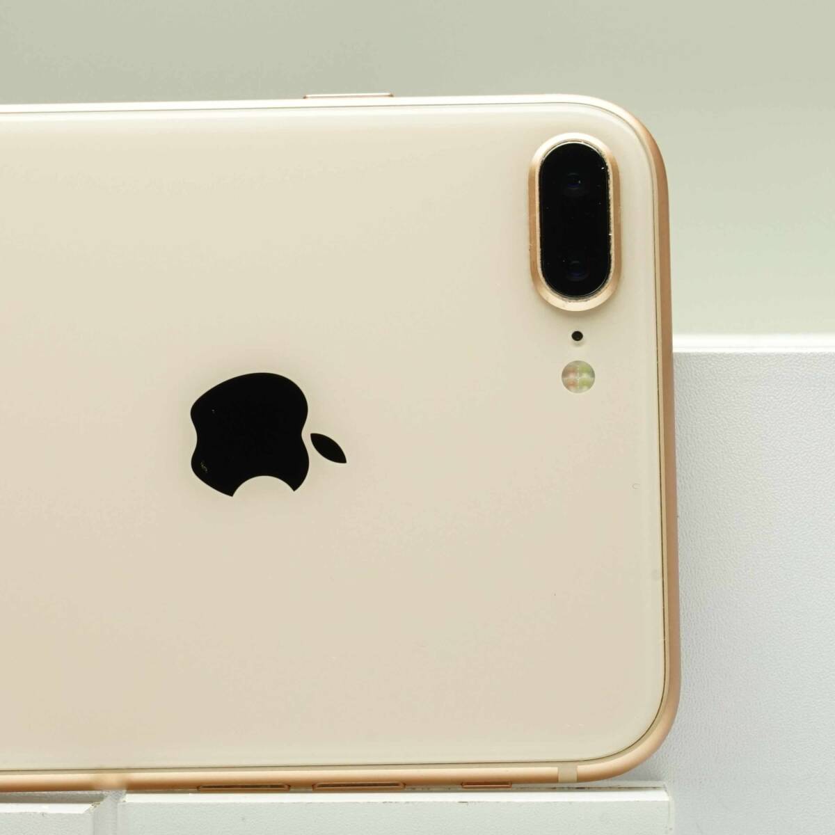 iPhone 8 Plus 64GB ゴールド SIMフリー 訳あり品 ジャンク 中古本体 スマホ スマートフォン 白ロムの画像3