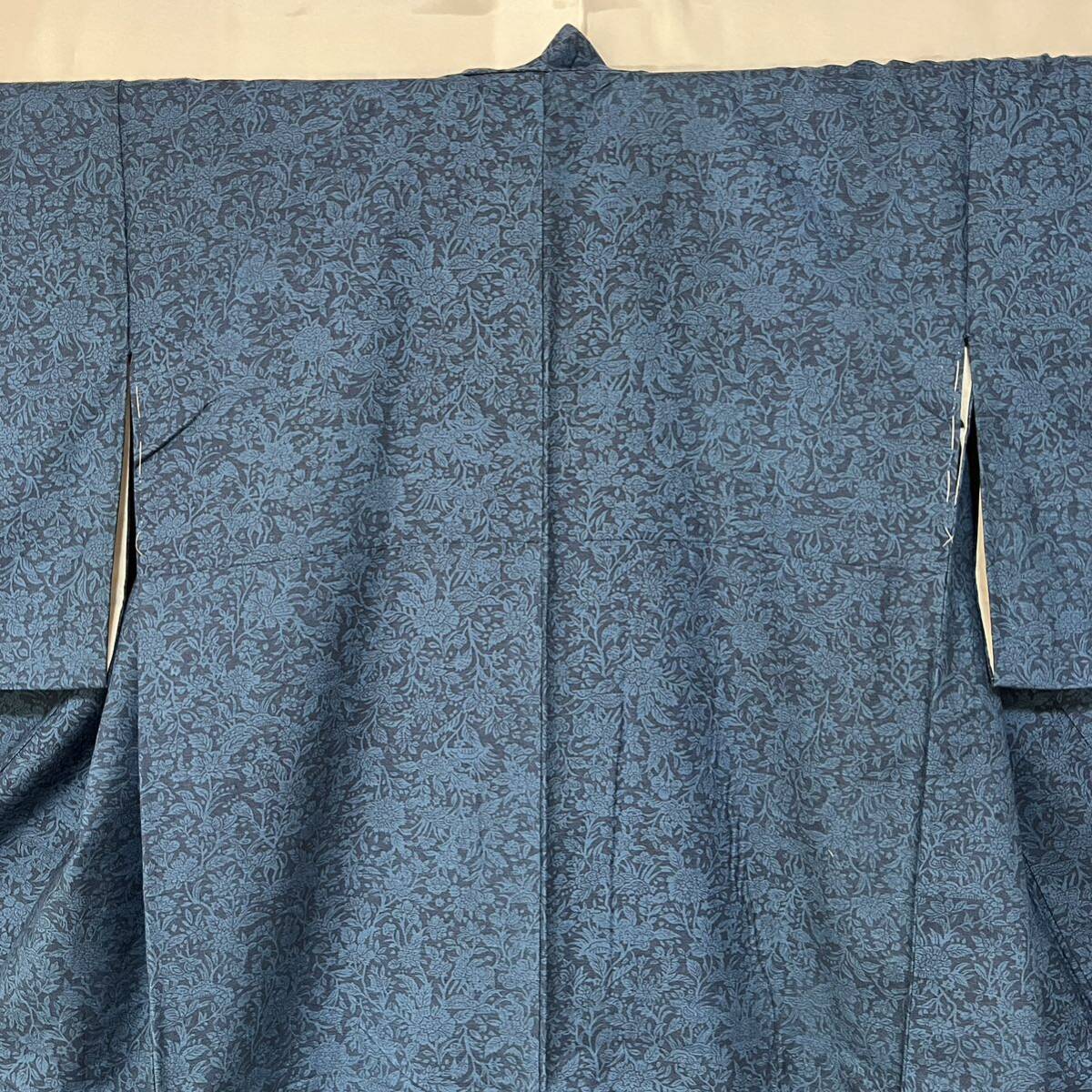 【wellriver】 美品！ 紬 着物 型織 藍染 正絹 花柄 紺地 和服 和装 一部しつけ糸付 #B452！の画像6