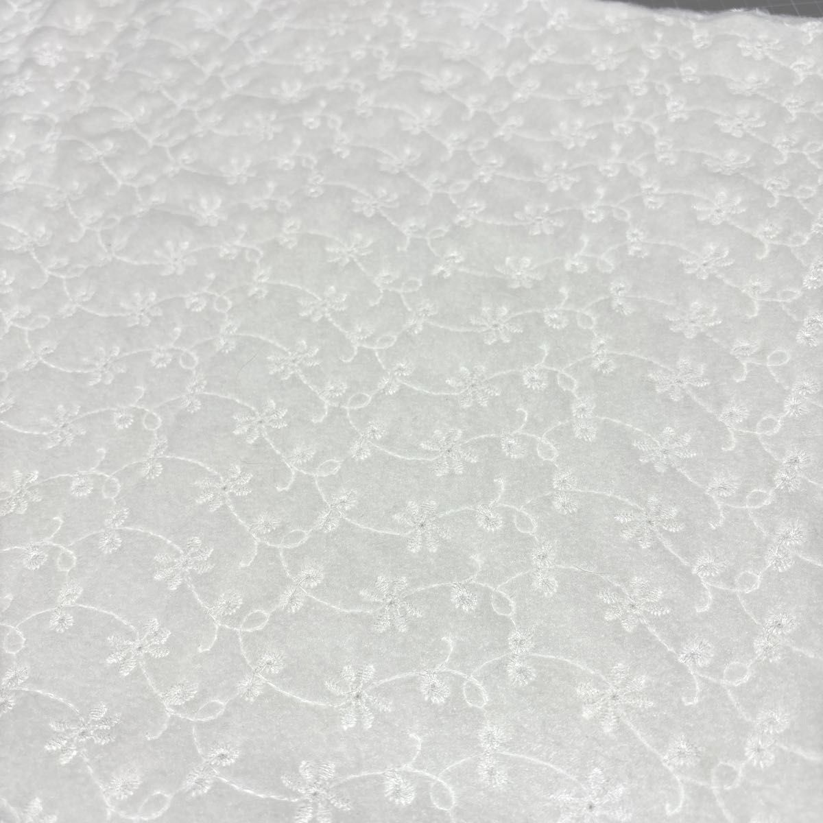 刺繍が可愛いフリース ホワイト 65×78cm