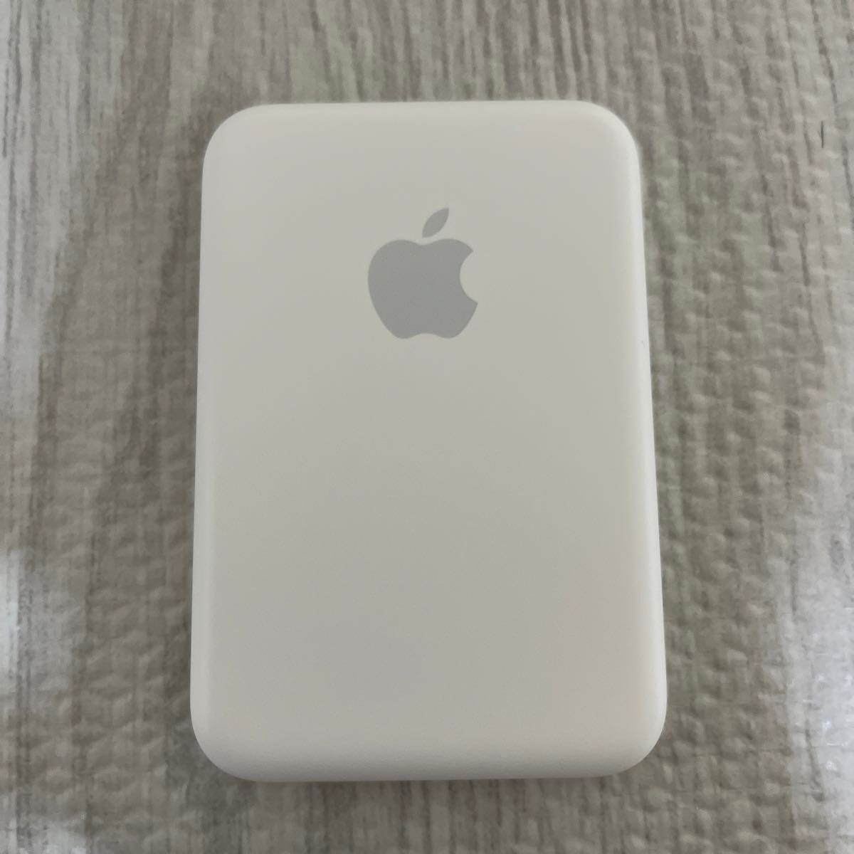 Apple 純正 MagSafeバッテリーパックとelago MagSafeバッテリーパック カバーのセット