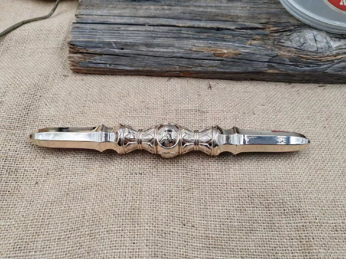 密教法具 寺院用仏具」極上品 真言宗 鬼面型 独鈷杵 真鍮製磨き 密教法具 寺院用仏具」極上品 真言宗 鬼面型 独鈷杵 真鍮製磨き