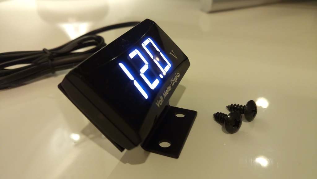 デジタル　メーターパネル　アルミステー・kosoタイプ・電圧計・温度計・時計ステー_両面テープで取り付け例