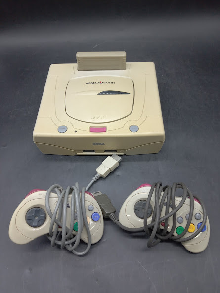 ▽ セガサターン 本体 コントローラー 2個 ソフト 1個 / SEGA HST-3220 通電確認 ワールドアドバンスド大戦略 作戦ファイルの画像1