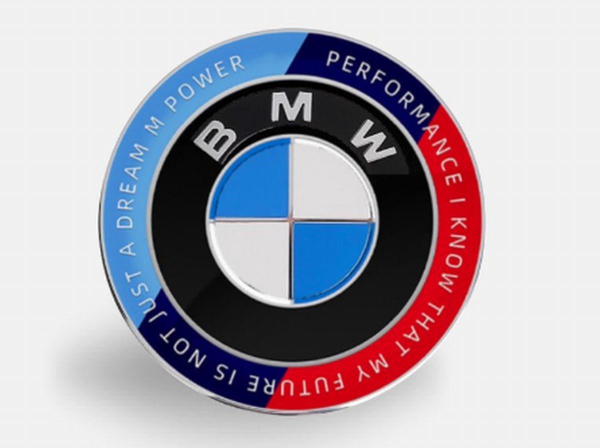 英文字入り ３穴 BMW 50th エンブレム ボンネット 82mm 新型 50周年 M クラシック F20 F40 F22 F44 F45 F87 F30 F31 F34 F80 F36 F82 F83_画像1