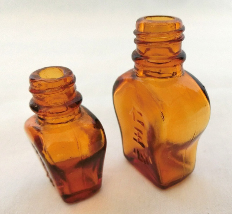 ●小さなガラス瓶　エンボスで仁王心の文字　大小　2個組　薬　空き瓶　琥珀色　容器　レトロ_画像3