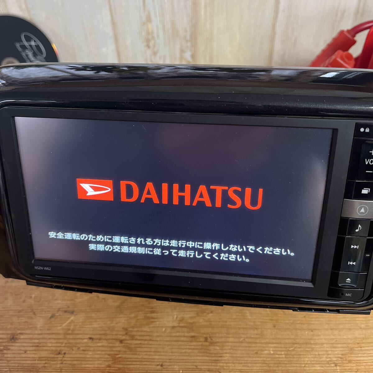  DAIHATSU ダイハツ純正OP カーナビゲーション メモリーナビ NSZN-W62 Bluetooth DVD タント L375s l385s オーディオパネル おまけの画像1