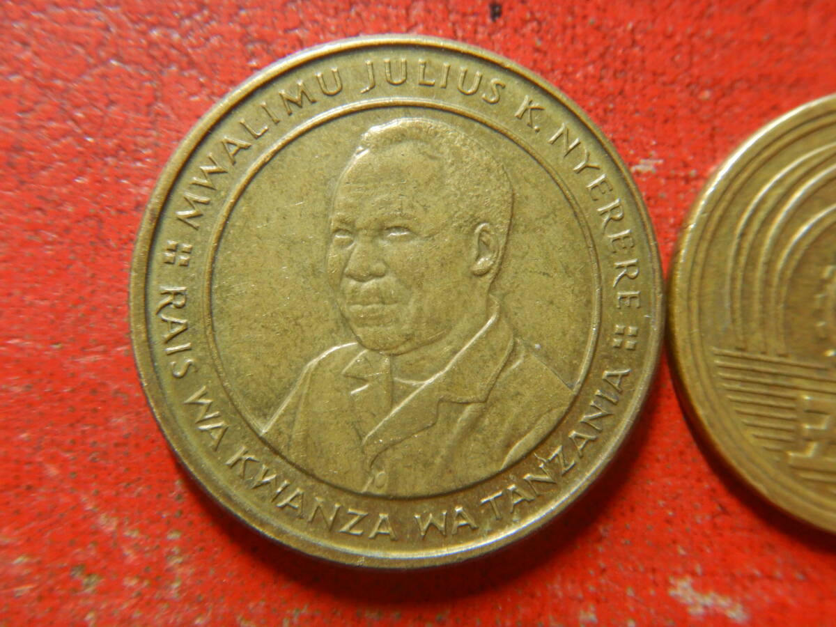 外国・タンザニア／１００シリンギ黄銅張りスチール貨（1994年）　240326_画像2