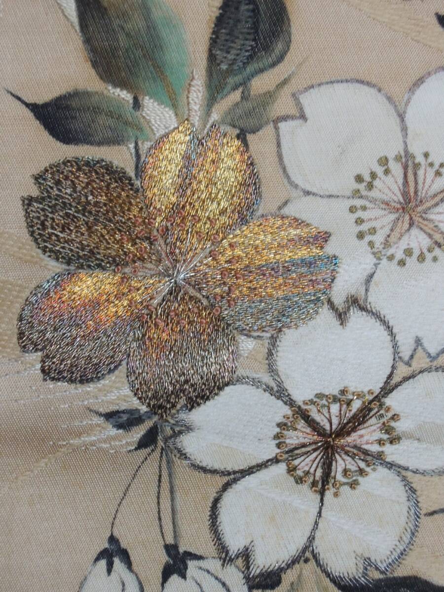 W1922■古布　名古屋帯　ベージュ色地桜の花と文字　染めと刺繍■_画像4