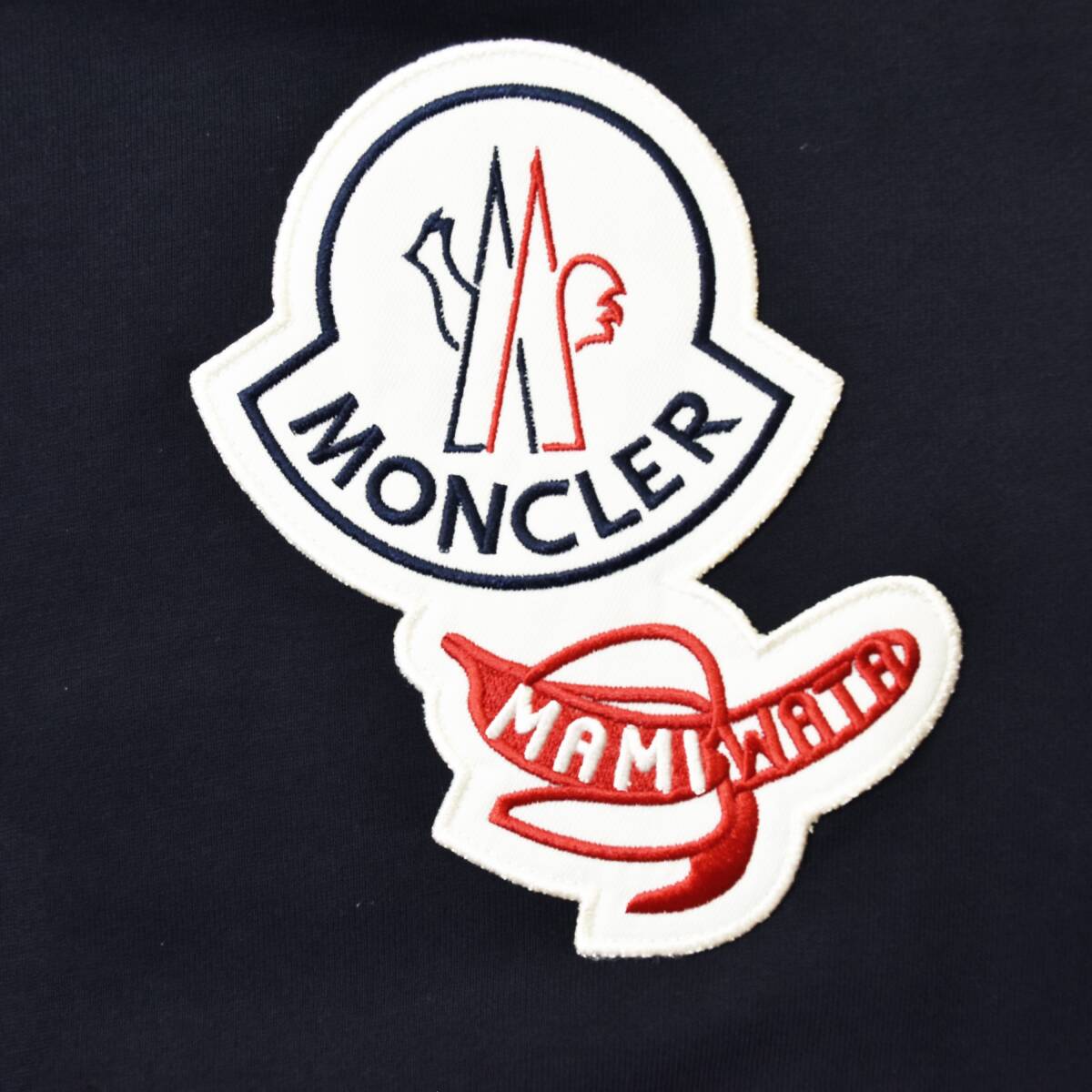 10,3万【MONCLER モンクレール x マミワタ 限定コラボ 新品】◇二度と手に入らぬ希少品◇分かりやすい存在感抜群なデカロゴスウェット濃紺Mの画像4