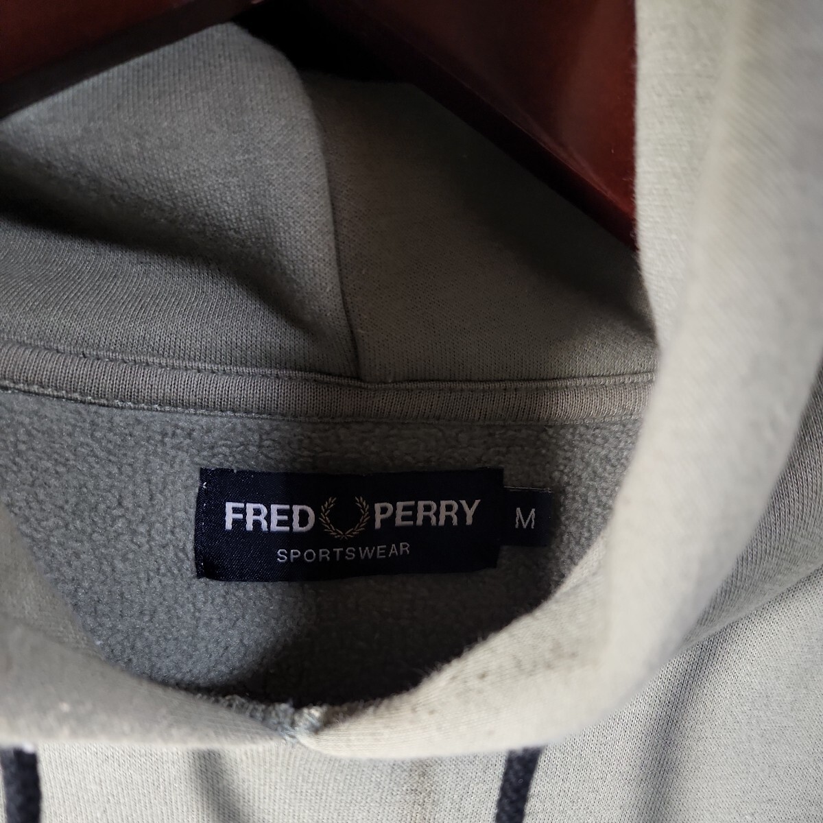 FRED PERRY　フレッドペリー　パーカー　サイズＭ　カーキ色　オリーブ色　薄い緑色_画像4