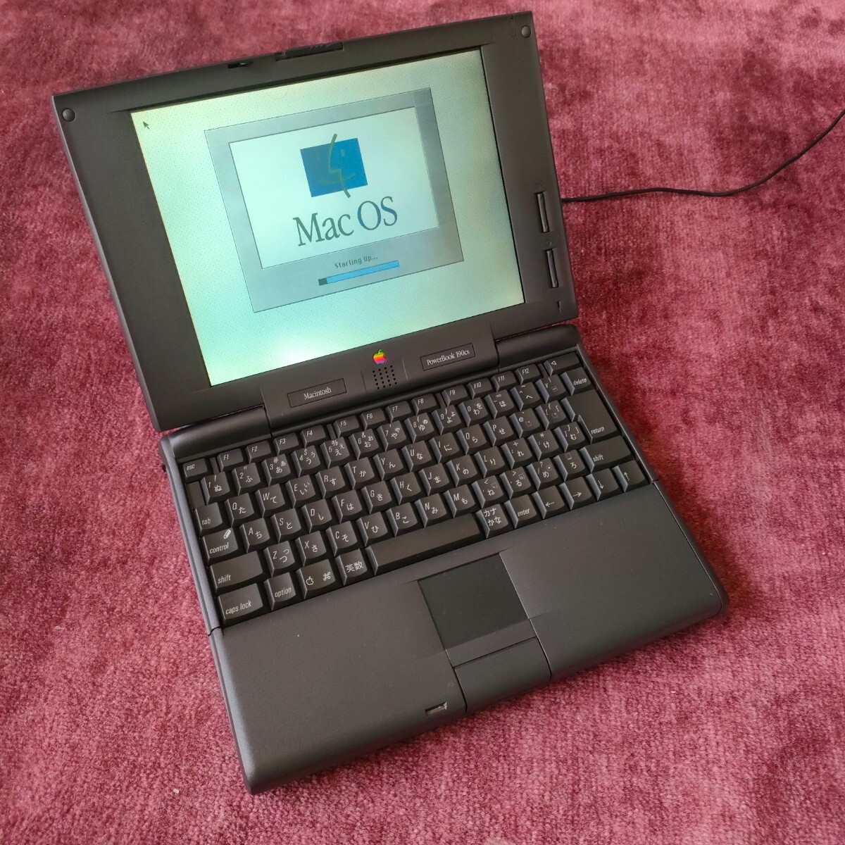 Apple PowerBook 190cs / M3047/33MHz 40MB 512MB MacOS8.0(英語) [詳細未確認] 起動OK /Old Mac /ACアダプター付属_画像1