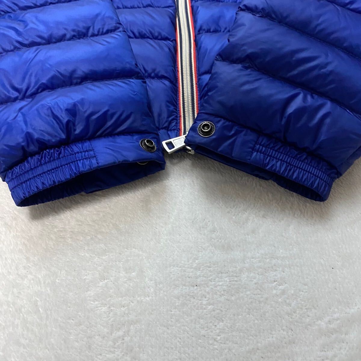 稀少色【未使用級 L】MONCLER ライト ダウンジャケット 軽量 モンクレール DANIEL ダニエル トリコロールライン 青 ブルー 国内正規品 3の画像4