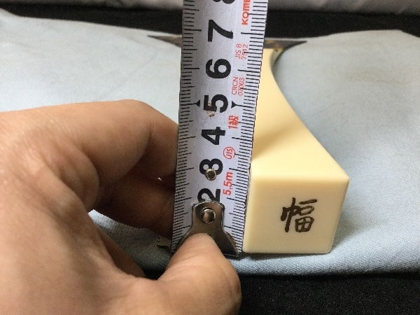 三味線撥　べっ甲調　象牙風　ケース付き　ほぼ未使用　撥寸法：約22.5×12.5ｃｍ、底寸法：3×3ｃｍ、重量約250ｇ（3172）箱付き　撥　_画像9