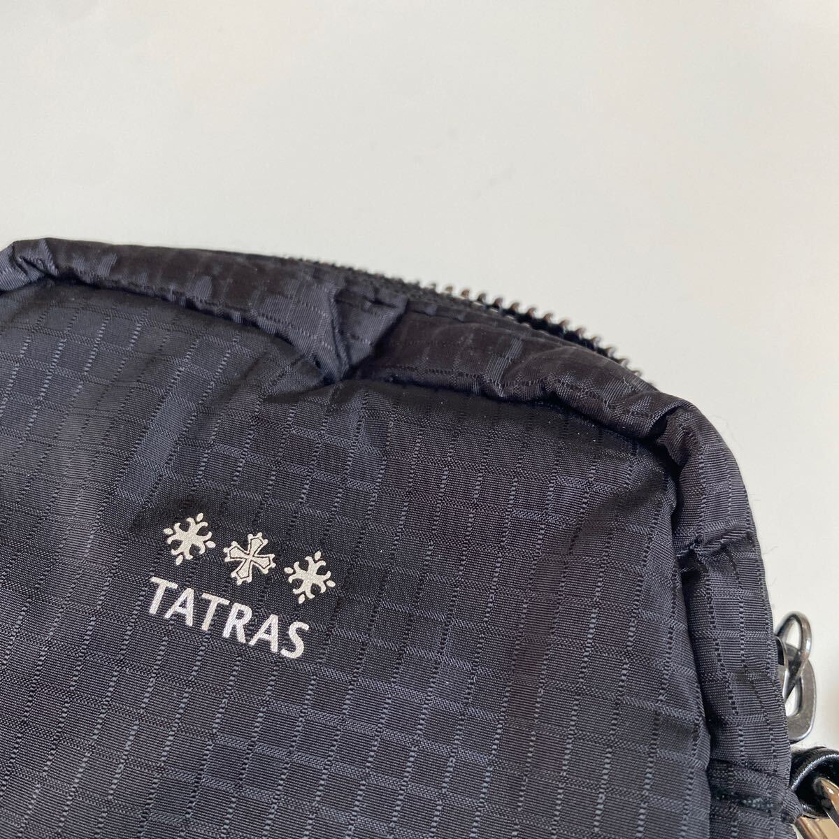 美品☆TATRAS タトラス ナイロン ショルダバッグ ボディーバッグ 斜め掛け ブラック リップストップ ナイロン_画像2