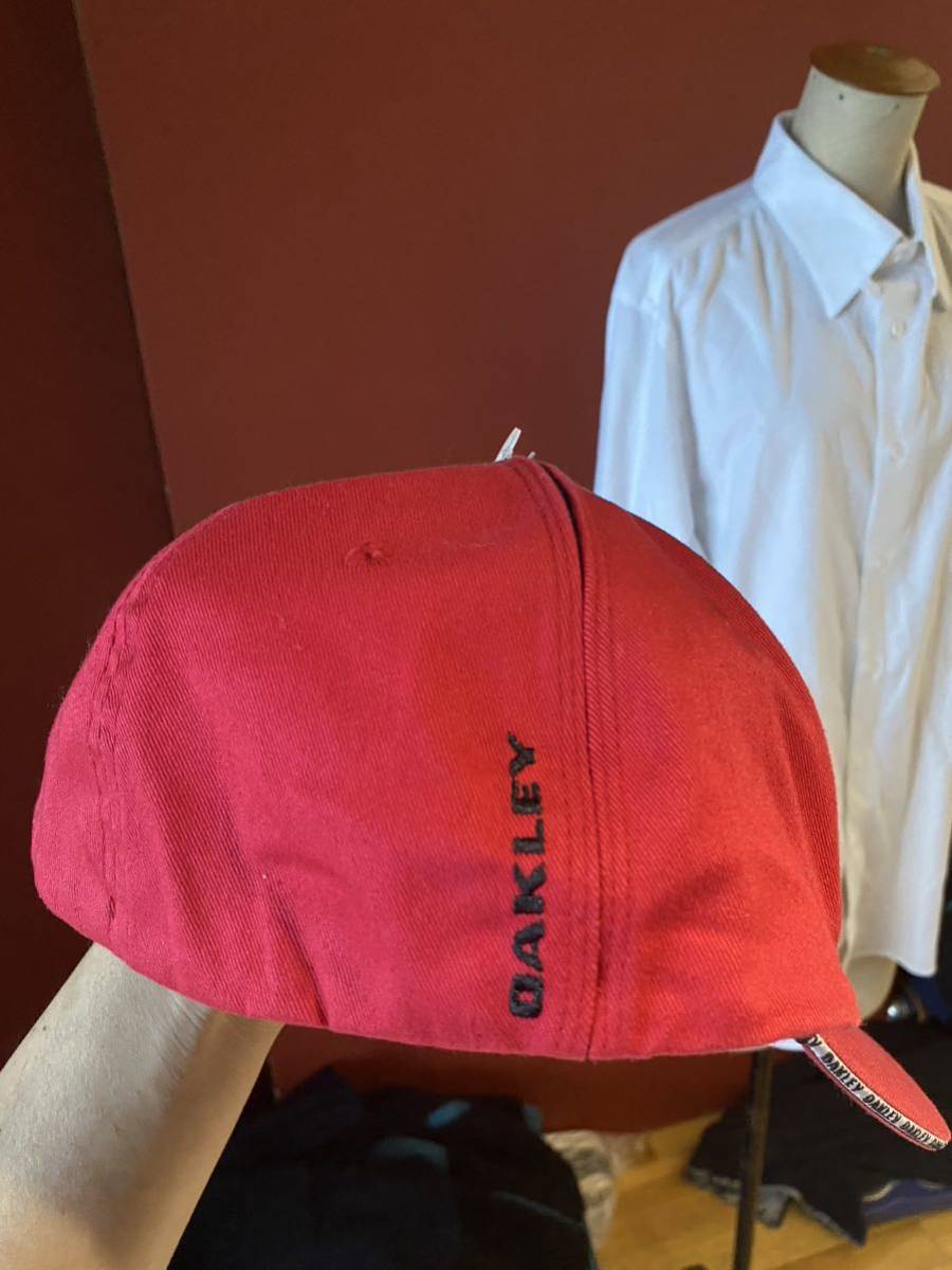 【未使用品】 クール★OAKLEY オークリー キャップ 帽子 CAP 伸縮素材に刺繍ブラックロゴ！サイズL~XL《伸縮59㎝～63㎝位迄》_画像4