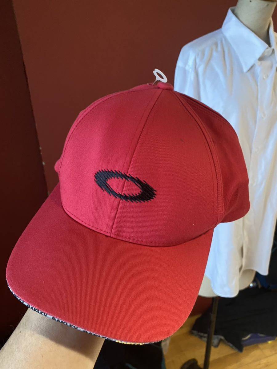 【未使用品】 クール★OAKLEY オークリー キャップ 帽子 CAP 伸縮素材に刺繍ブラックロゴ！サイズL~XL《伸縮59㎝～63㎝位迄》_画像1