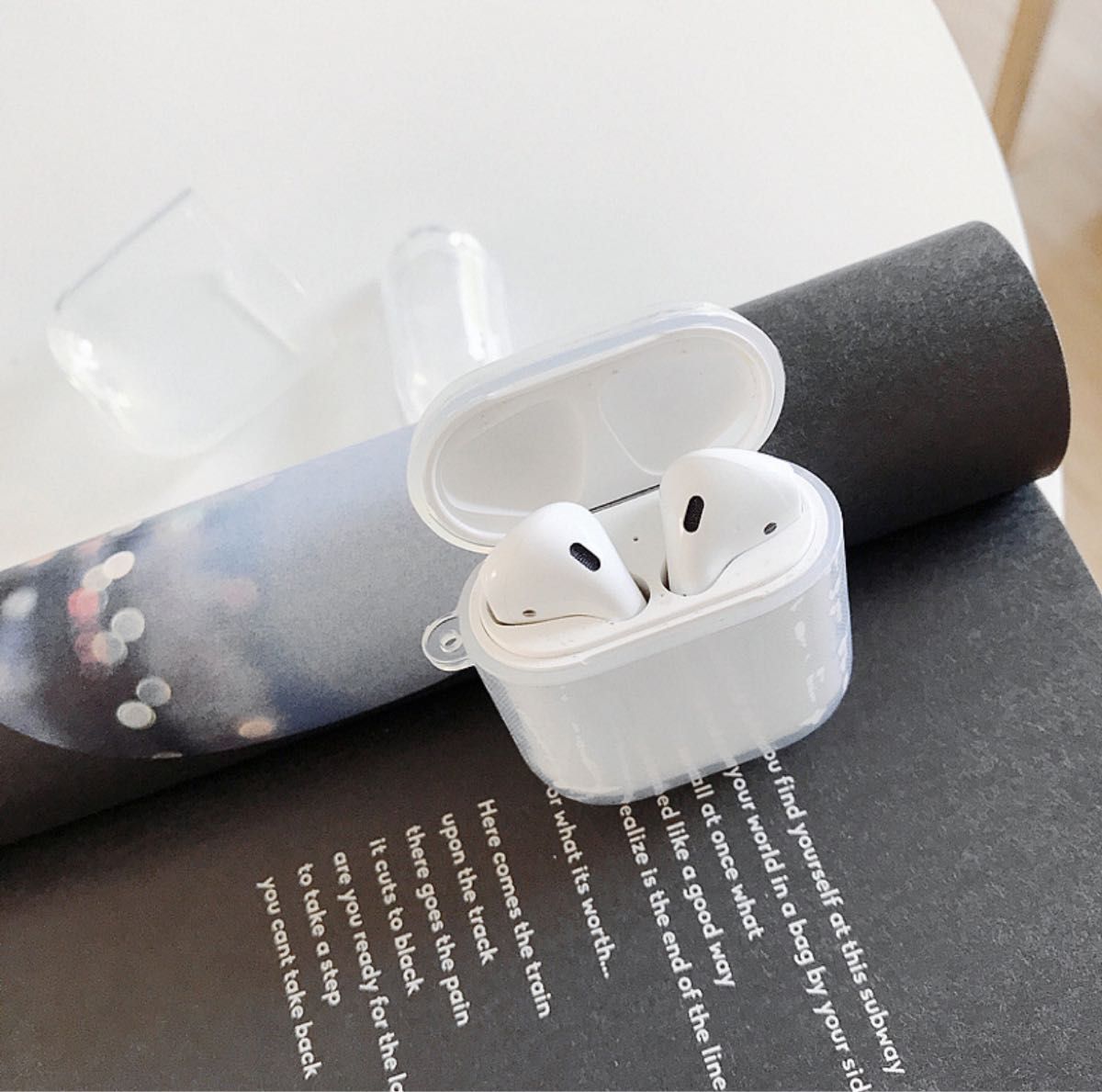 新品未使用　Airpods 1/2シリーズ シリコンケース　クリア　ソフトカバー　大小カラビナ付き ダストカバーシール付き