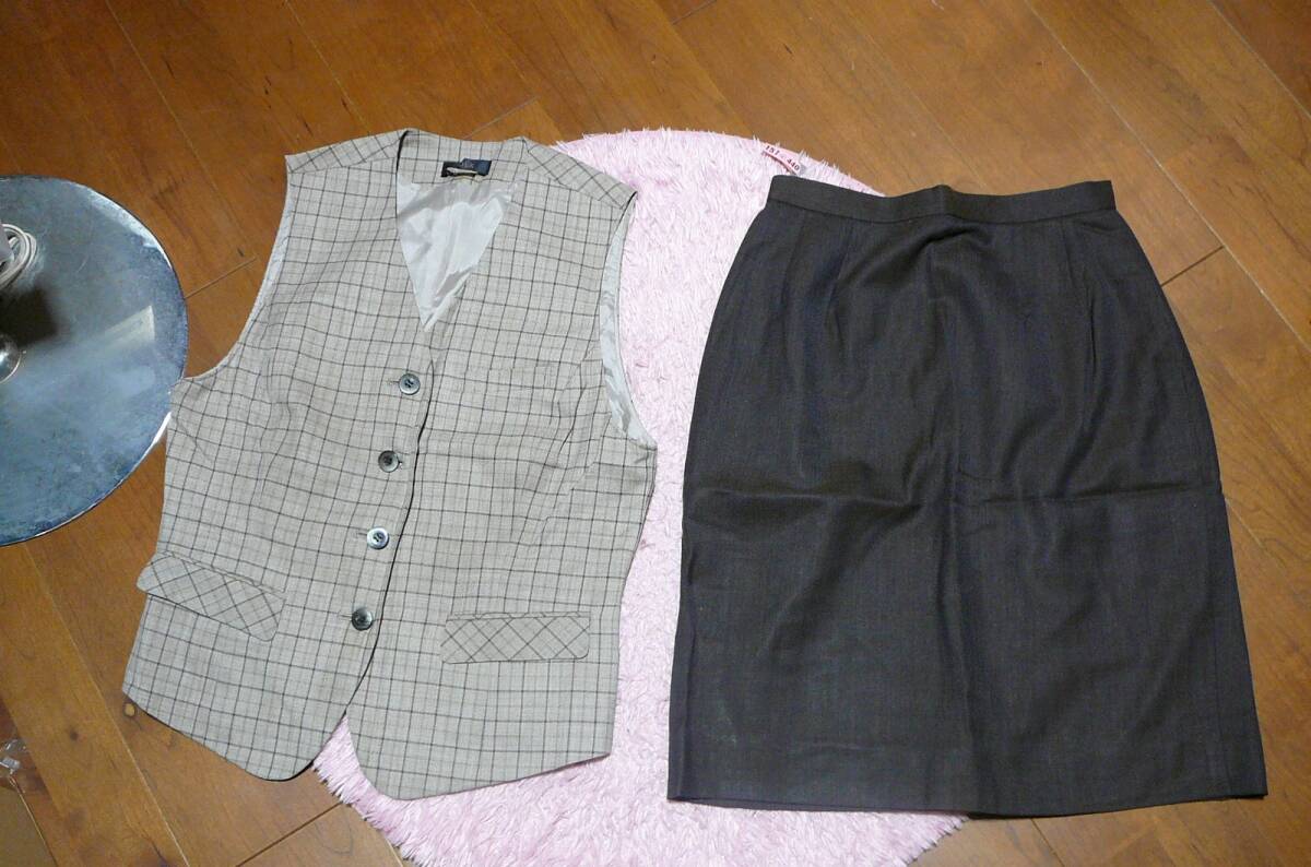 ●送料230円● FOLK 11号 ベストスーツ OL制服 事務服 コスプレ衣装 中古品の画像1