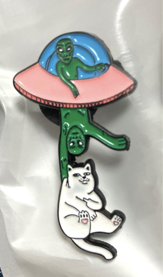 新品/ピンバッジ　宇宙人に連れて行かれる 猫/ピンバッチ ピンバッヂ お洒落 カワイイ UFO 匿名送料無料_画像1