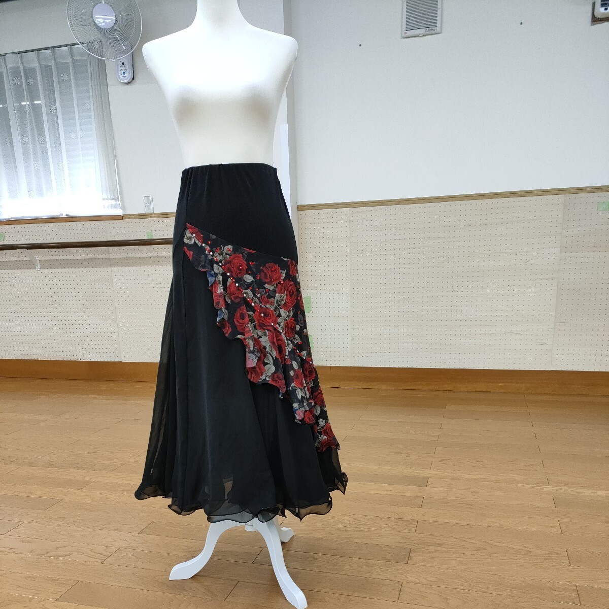 ICHIOKU 黒×赤バラ柄スカート_画像3