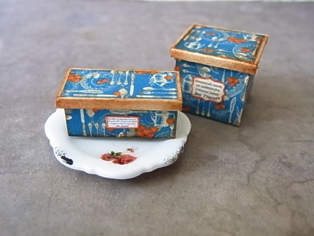 ミニチュアドールハウス ミニチュア焼き菓子 カスタムブライス の小物にも　アンティーク木箱　アンティークプレート　いちご ベイク　_画像2