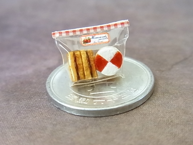 ミニチュアドールハウス ミニチュア焼き菓子 カスタムブライス の小物にも アンティーク木箱 クッキー缶 アンティーク皿 ベイクの画像3