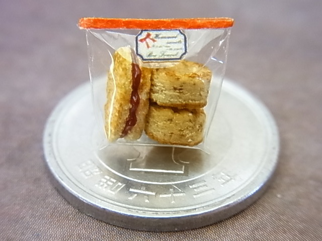 ミニチュアドールハウス ミニチュア焼き菓子 カスタムブライス の小物にも アンティーク木箱 クッキー缶 アンティーク皿 ベイクの画像4