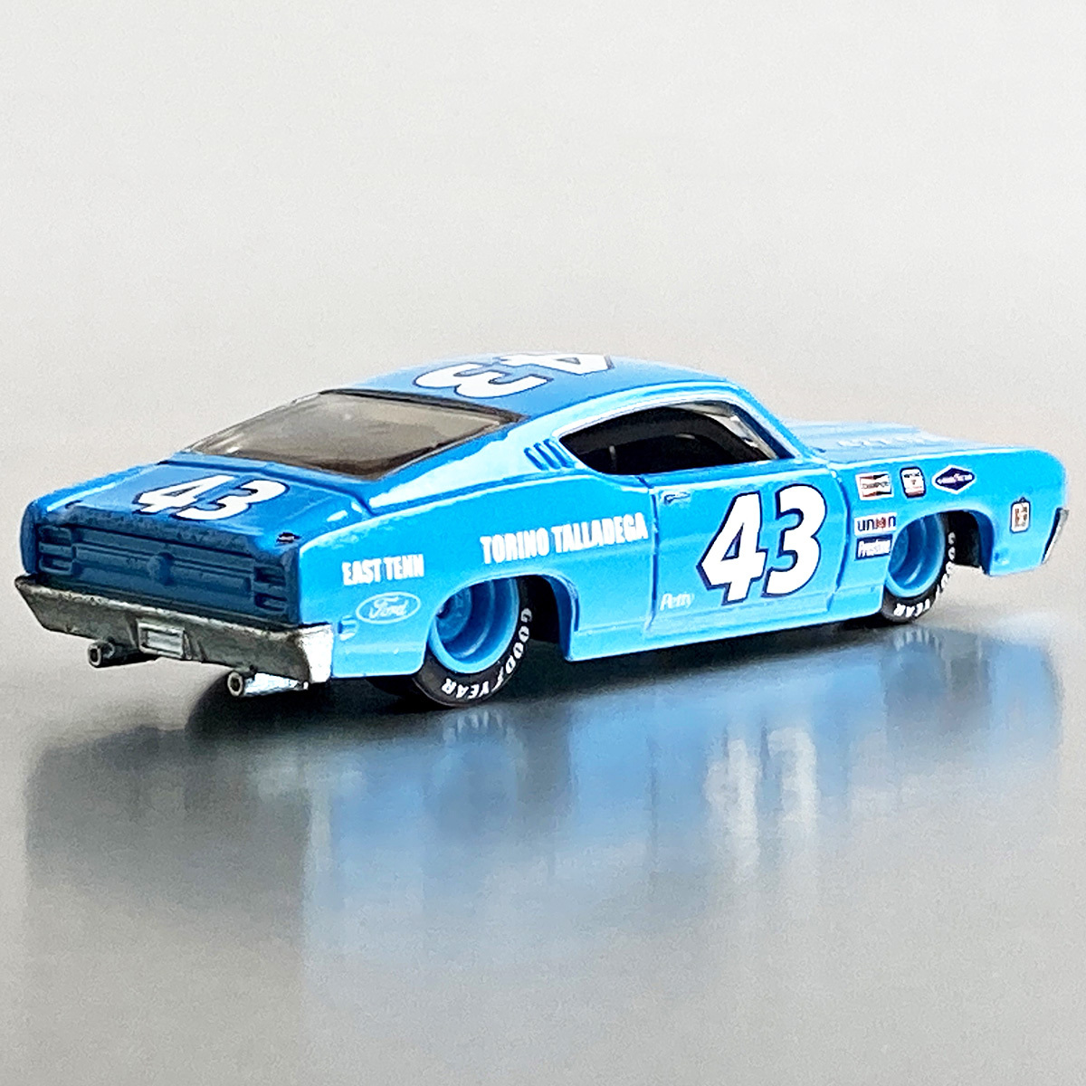 ホットウィール リチャードペティ 1969 フォード トリノ タラデガ 1/64 Bibian 比比昂- 1/64 ホットウィールヴィンテージレーシング'69