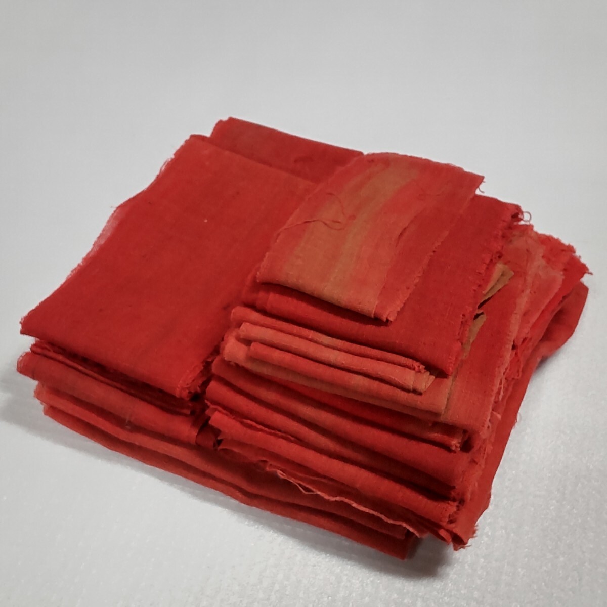 【時代布】紅花 木綿 端切れ はぎれ 破片 チップ 約200g 生地 古布 古裂 アンティーク リメイク素材 A-696_画像1