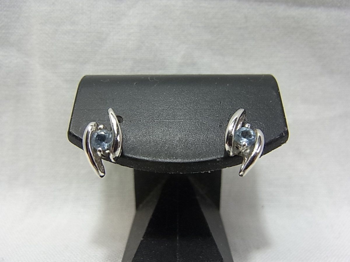 【18%OFF】 K14WGホワイトゴルドピアス:ブル-トパ-ズ:サイズ10mm×5.6mm:総重量0.8㌘:新品では御座いませんが使用観無し:綺麗な良い状態で美 トパーズ