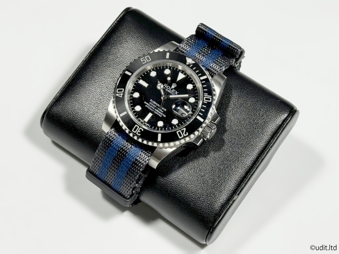 ラグ幅:20mm ハイクオリティ NATOストラップ 腕時計ベルト ブラック/ブルー ストライプ ブラック尾錠 時計用バンド ファブリック LG1_お取り付けのイメージ写真です。
