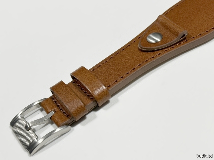 ラグ幅：20mm 本革製 ブンド 一体型 レザーベルト リベット打ち ブラウン 腕時計ベルト マット 時計用バンド_質感確認用の拡大画像です。