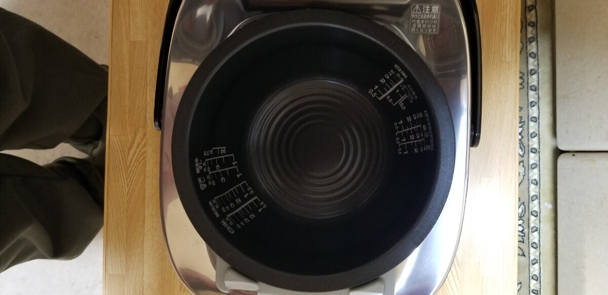 2018年製 東芝 真空可変圧力IH炊飯器 本かまど炊き RC-10VQM 5.5合炊き 真空保温40時間 グランブラック色_画像6