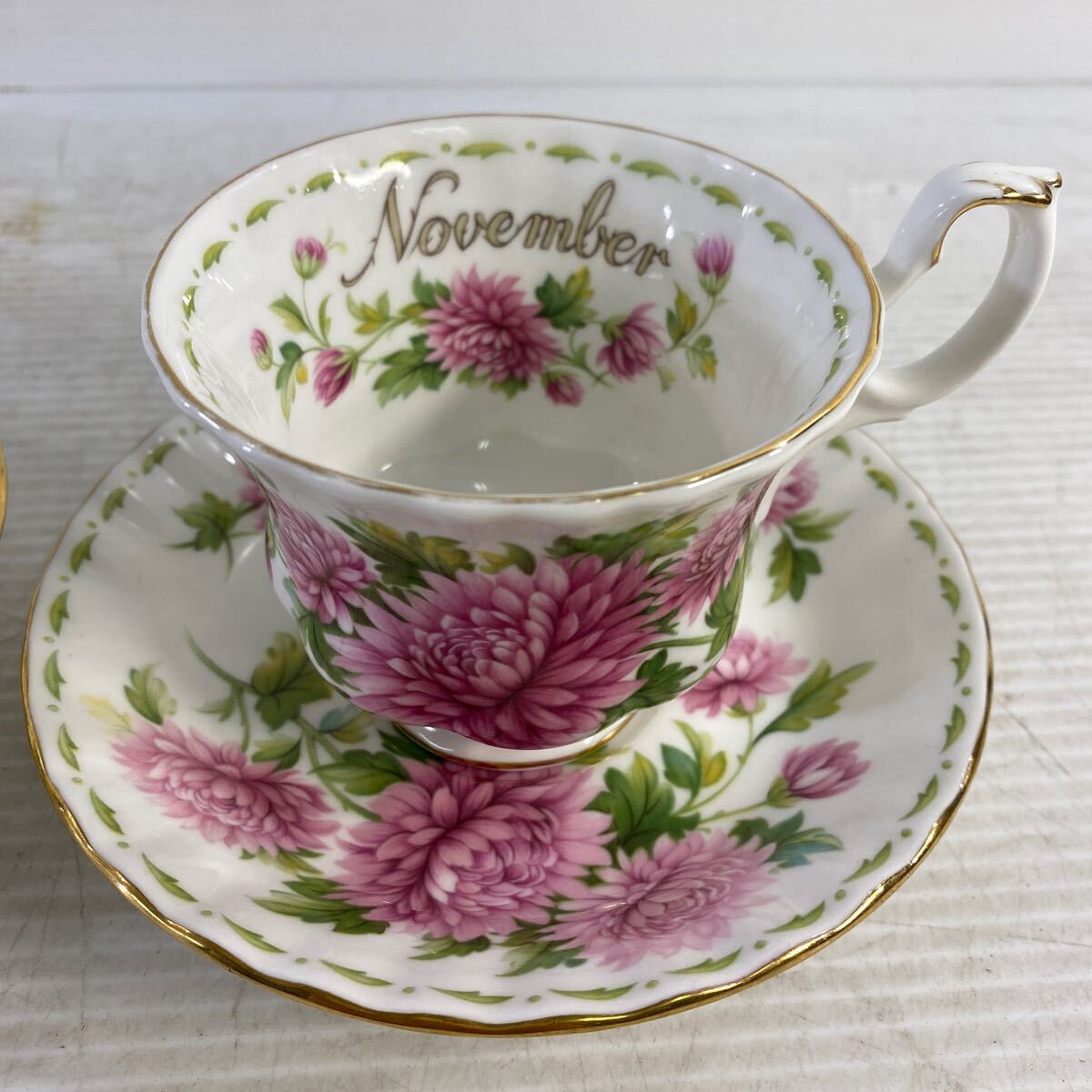 ROYAL ALBERT ロイヤルアルバート カップ&ソーサー 3点セット 洋食器 花柄 フラワー 金彩 ボーンチャイナ イングランド ティー 中古_画像4