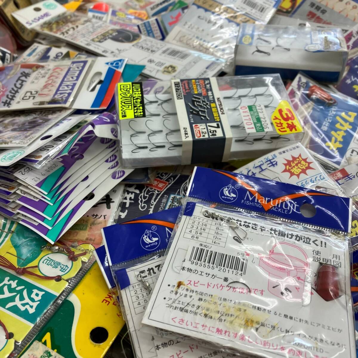 #2410A 釣り針などおまとめ 80サイズいっぱい 未使用品含む中古品 海釣り 川釣り キス カレイ アジ 鮎 ヤマメ がまかつ の画像4