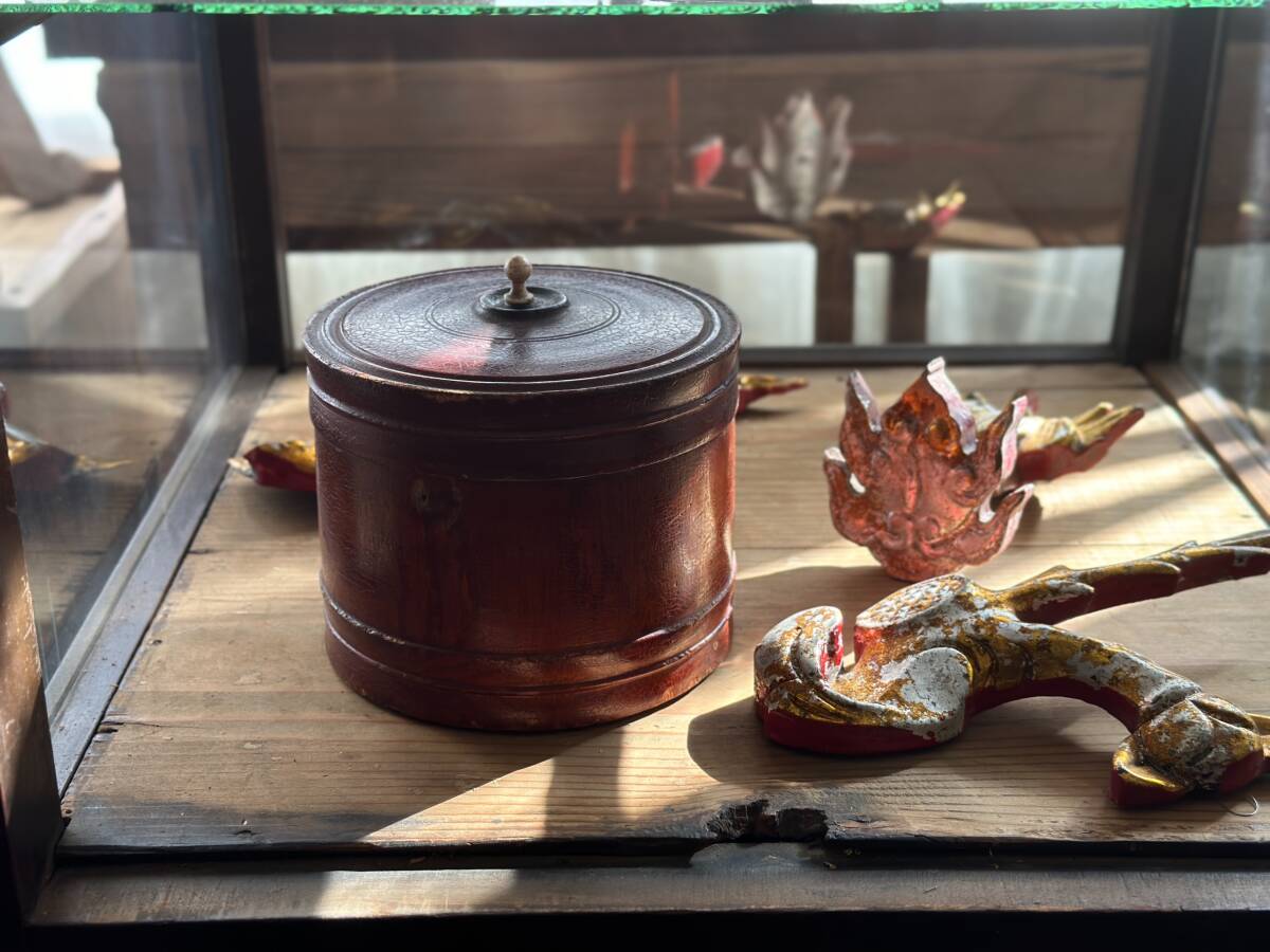  старый инструмент античный лакированные изделия крышка имеется контейнер контейнер чай inserting бардачок .. дерево. контейнер старый .. интерьер дисплей антиквариат времена предмет старый изобразительное искусство 