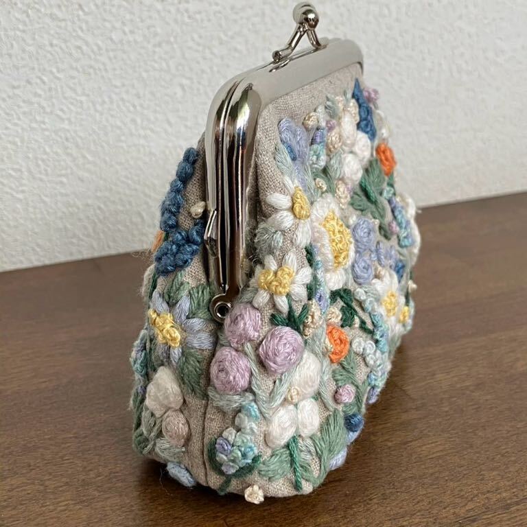 [499] ハンドメイド 手刺繍 がま口 ポーチ お花 ハーフリネン 小物入れ _画像3