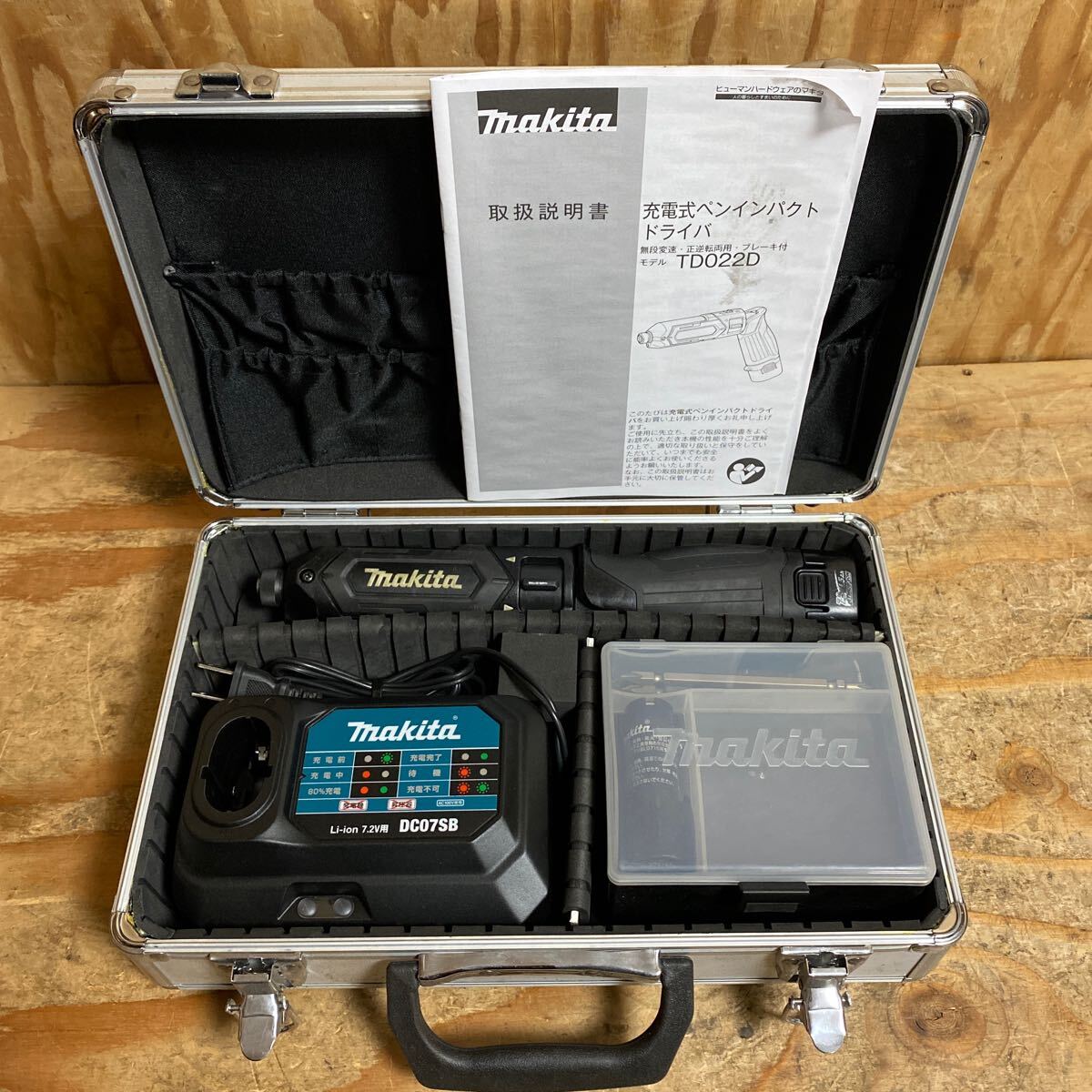 makita マキタ 充電式ペン型インパクトドライバー TD022DSHXB 7.2V 1.5Ah バッテリー2個 充電器付 黒 トルク25Nm 中古品☆郵_画像1