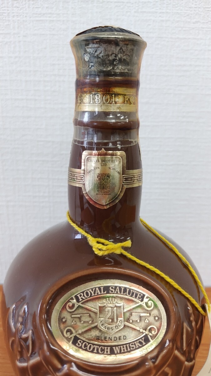 古酒 ROYAL SALUTE ローヤルサルート 21年 スコッチ ウイスキー 茶 陶器ボトル 保存袋付 70CL 未開封品 アルコール40度_画像4