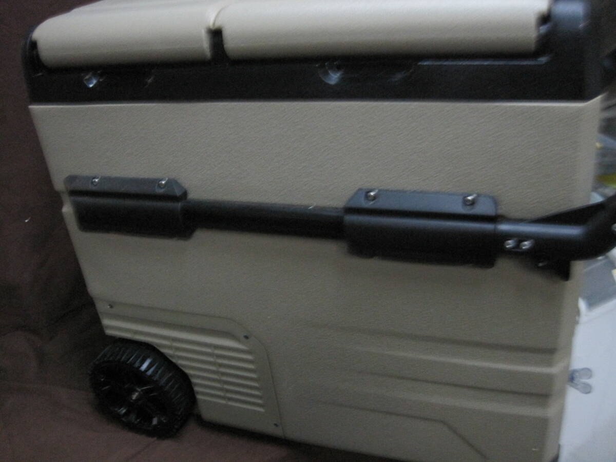 【P026】EENOUR 55L ポータブル冷蔵庫 バッテリー２個付属 車載冷蔵庫 車載 冷凍庫 冷蔵庫 アウトドア キャンプ 車中泊 動作品_画像8