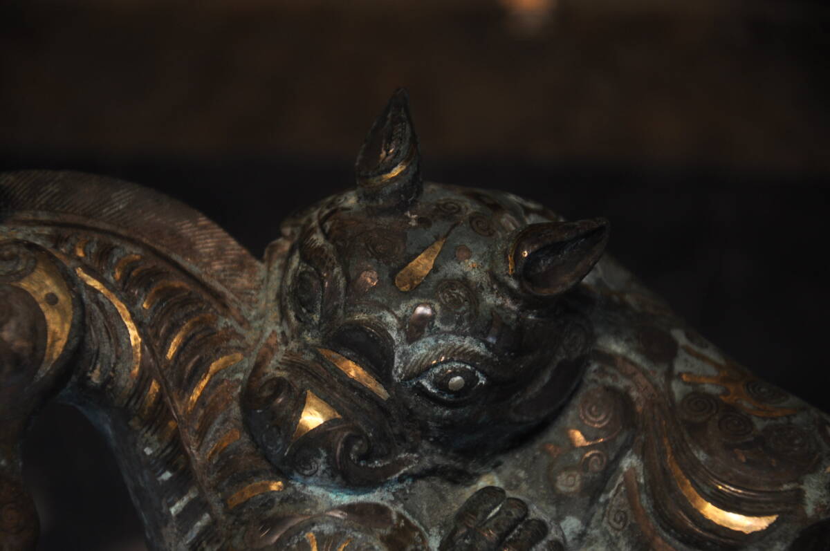 戦国　青銅器金銀象嵌馬獅子置物　木台付き中国美術唐物_画像3