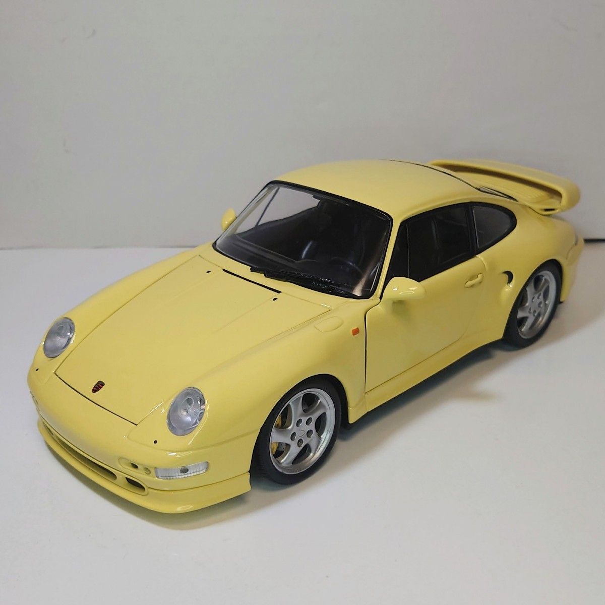 UTモデルズ 27836 ポルシェ 911 Turbo S ターボS 1/18  ミニカー  ダイキャスト 絶版品 イエロー