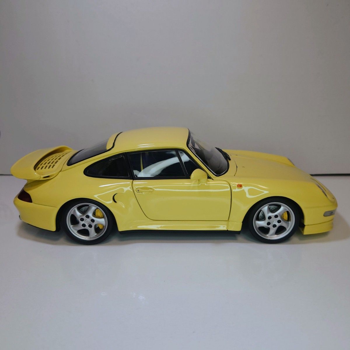 UTモデルズ 27836 ポルシェ 911 Turbo S ターボS 1/18  ミニカー  ダイキャスト 絶版品 イエロー