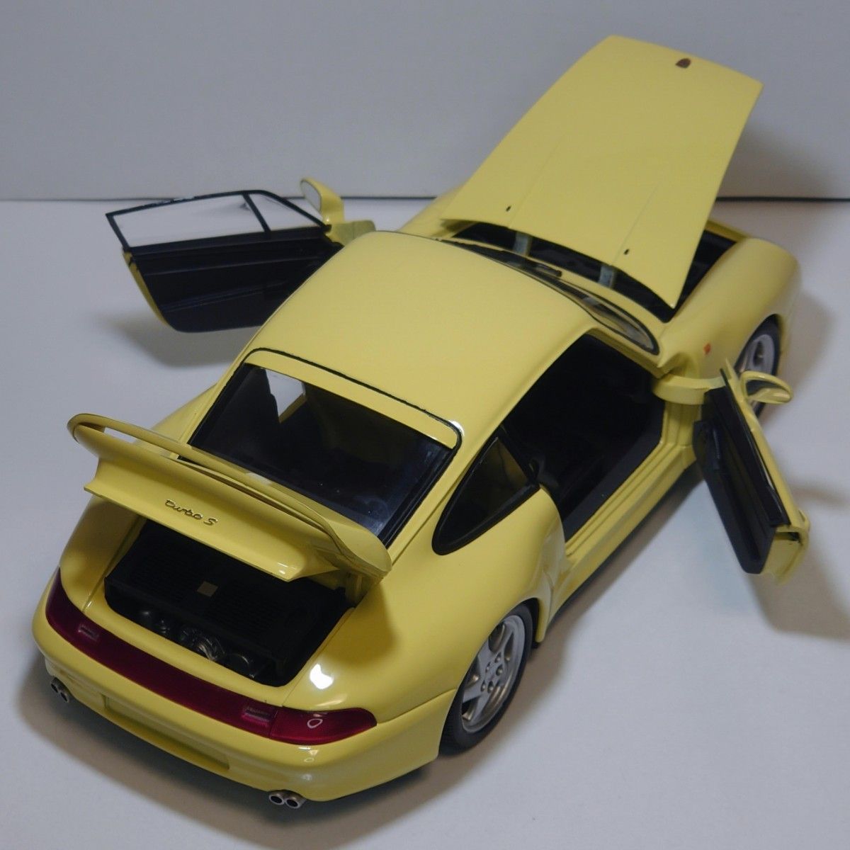 UTモデルズ 27836 ポルシェ 911 Turbo S ターボS 1/18  ミニカー  ダイキャスト 絶版品 イエロー