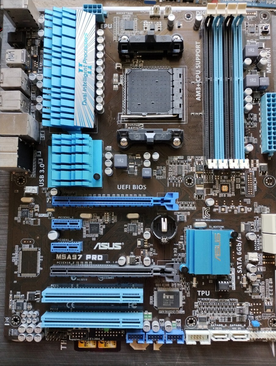 ASUS ATX マザーボード　M5A97 PRO AMD 970/SB950チップセット搭載　ATXマザーボード　biosの更新済み ＦＸ8350搭載可能_画像1