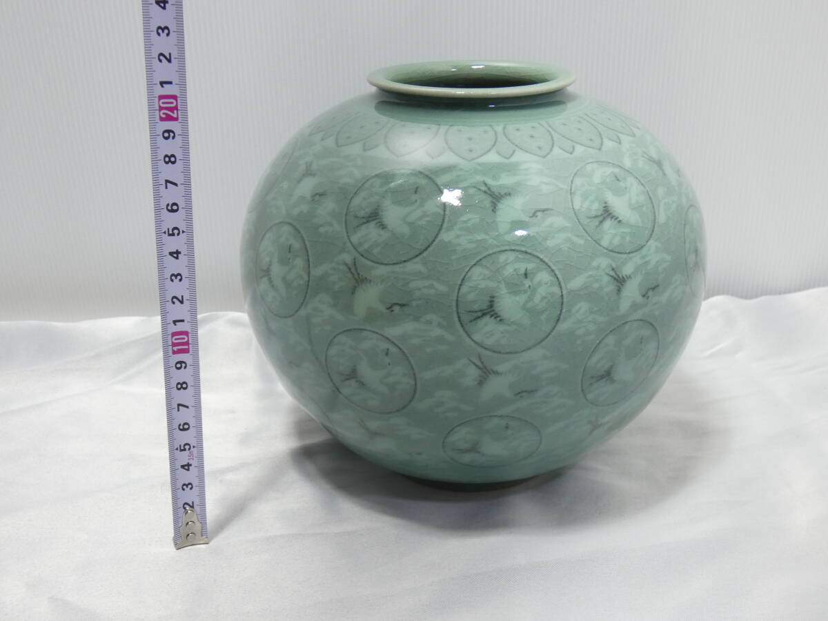 【未使用品】東南陶窯 古堂 趙斗彦作 飛翔鶴紋様 花瓶 飾り壺 《高さ:約20cm・胴径:約23cm》 花器 花入 しおり・共箱 未展示 良品☆の画像3