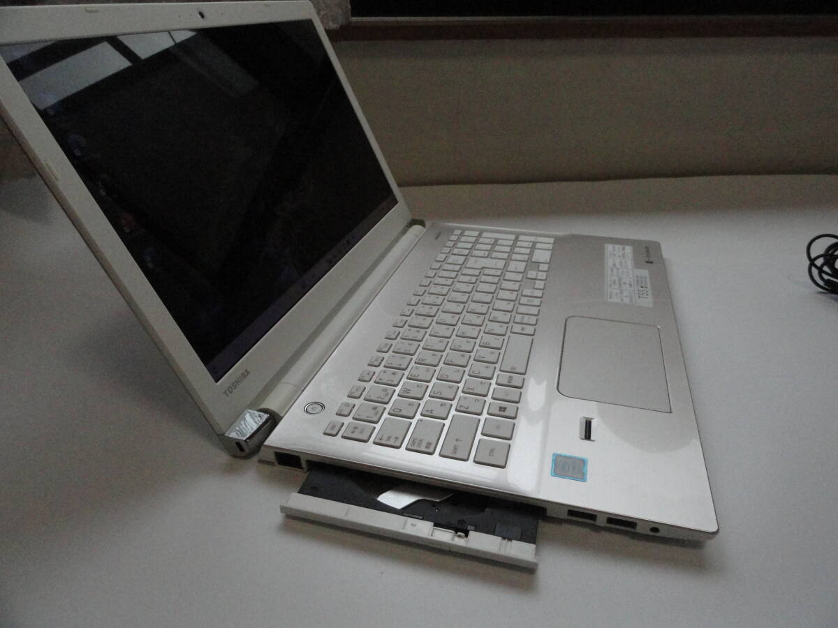 ☆☆お奨めTOSHIBA dynabook T55ゴールドホワイトIntel Core i3 7100U2.4 GHz SSD Win11 かわいい綺麗な美品中古品☆☆_画像4