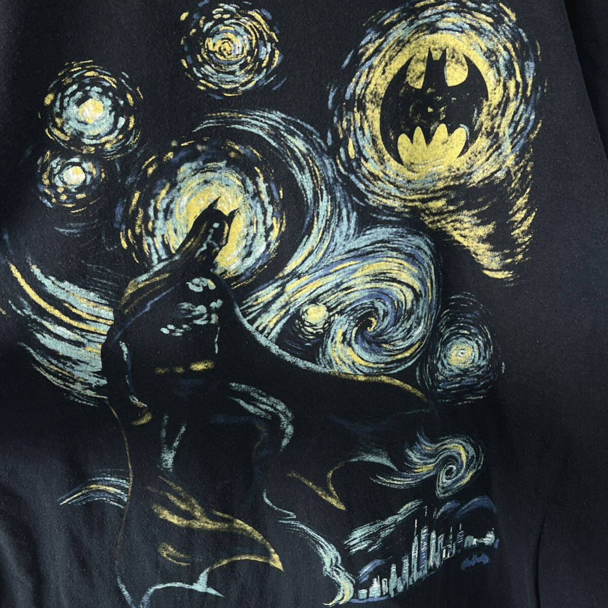 DC Comics 半袖Tシャツ BATMAN バットマン　絵画風イラスト　ビッグプリント　グッドデザイン　サイズＬ_画像3