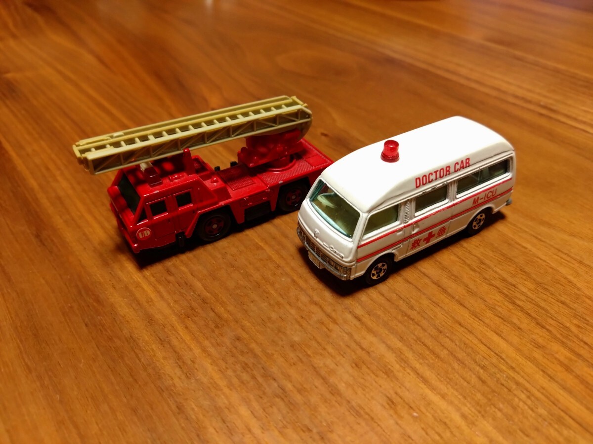 トミカ　キャラバン　救急車　ディーゼル　ハシゴ付き消防車（UDシール付き）2台セット　日本製_画像1